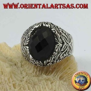 Bague en argent avec onyx ovale facetté et décorations florales en haut relief