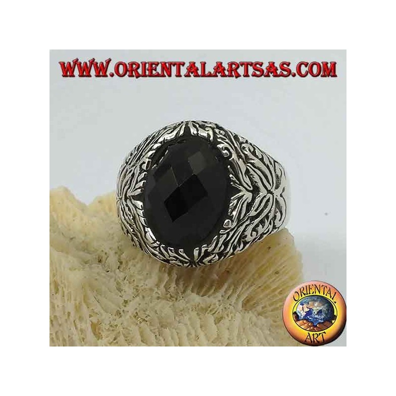 Silberring mit ovalem facettiertem Onyx und Blumendekor im Hochrelief