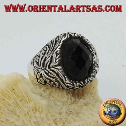 Silberring mit ovalem facettiertem Onyx und Blumendekor im Hochrelief
