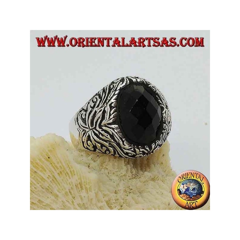 Anillo de plata con ónix facetado ovalado y decoraciones florales en alto relieve.