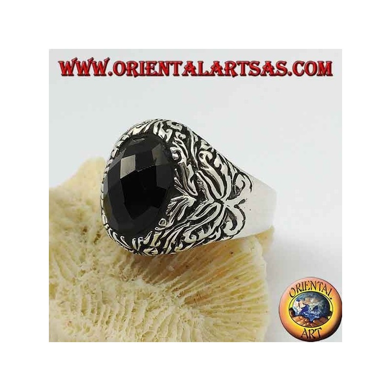 Anello in argento con onice ovale sfaccettata  e decorazioni floreali in altorilievo