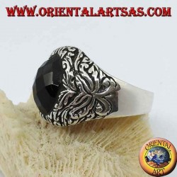 Anillo de plata con ónix facetado ovalado y decoraciones florales en alto relieve.