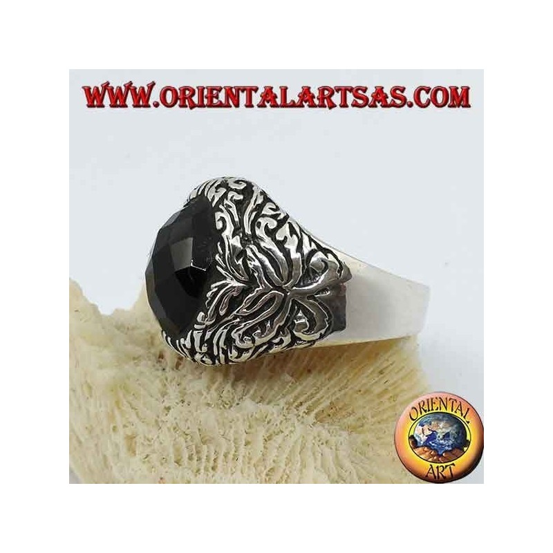 Silberring mit ovalem facettiertem Onyx und Blumendekor im Hochrelief