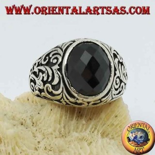 Bague en argent avec onyx facetté ovale et gravures florales