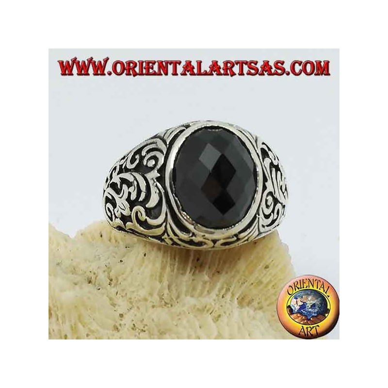Silberring mit ovalem facettiertem Onyx und floralen Gravuren