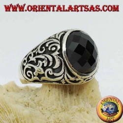 Anillo de plata con ónix facetado ovalado y grabados florales.