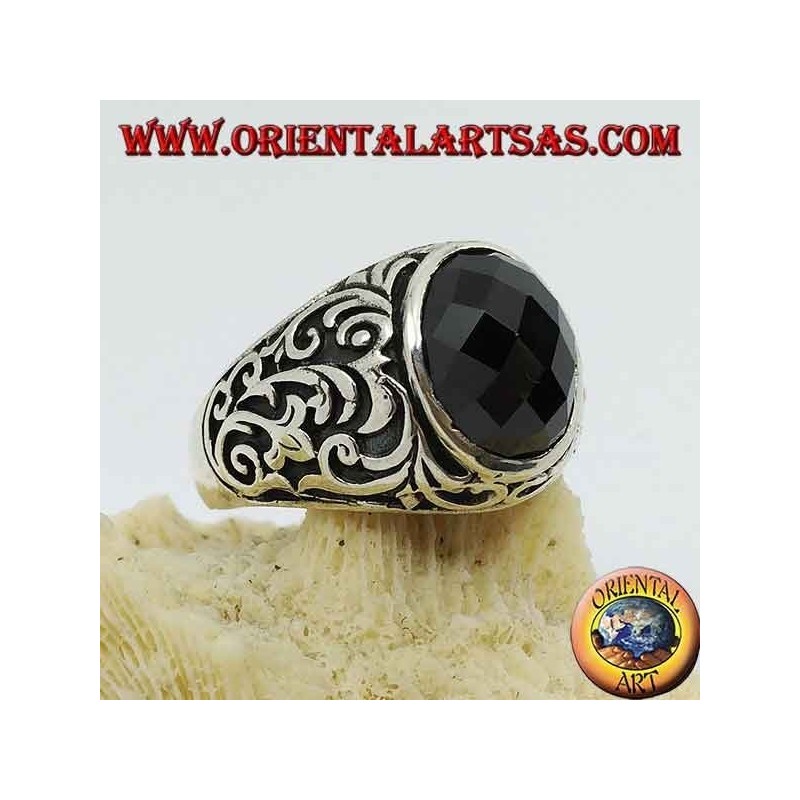 Bague en argent avec onyx facetté ovale et gravures florales