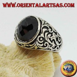 Silberring mit ovalem facettiertem Onyx und floralen Gravuren