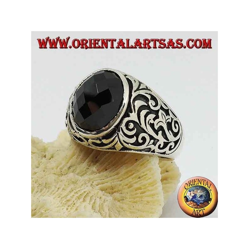 Silberring mit ovalem facettiertem Onyx und floralen Gravuren