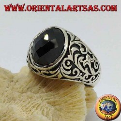 Silberring mit ovalem facettiertem Onyx und floralen Gravuren