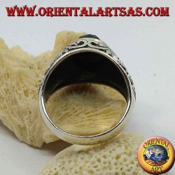 Silberring mit ovalem facettiertem Onyx und floralen Gravuren