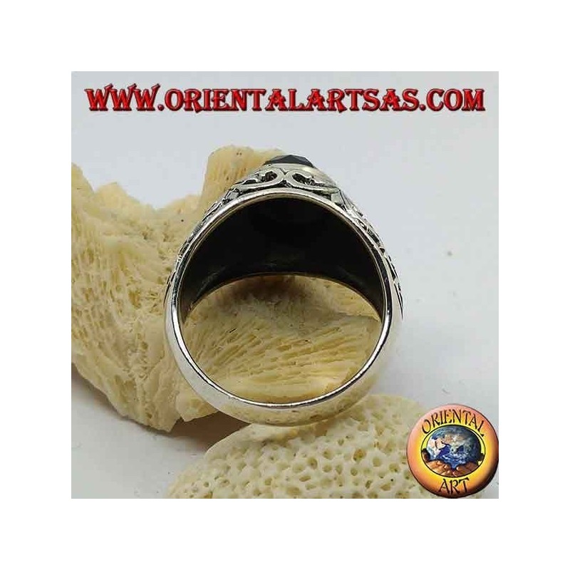 Anello in argento con onice ovale sfaccettata  e incisioni floreali