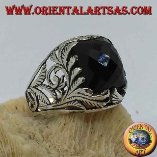 Silberring mit facettiertem rechteckigem Onyx und durchbrochenen Blumendekorationen