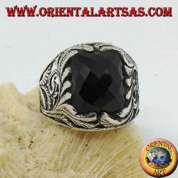 Silberring mit facettiertem rechteckigem Onyx und durchbrochenen Blumendekorationen