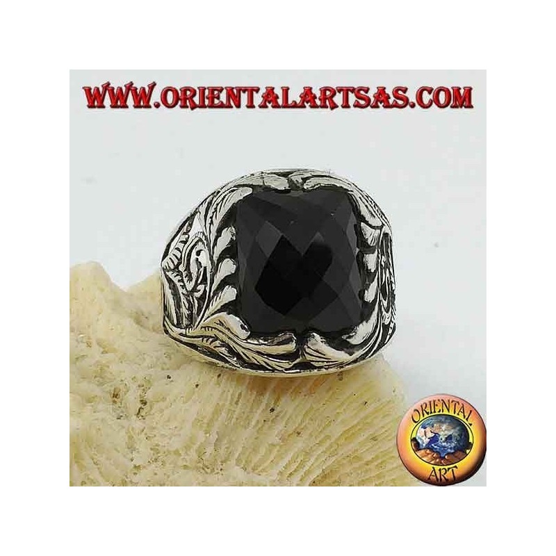 Anillo de plata con ónix rectangular facetado y decoraciones florales caladas