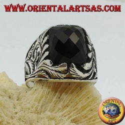 Bague en argent avec onyx rectangulaire à facettes et décorations florales ajourées