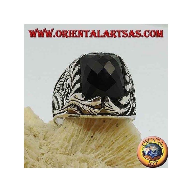 Anello in argento con onice rettangolare sfaccettata  e decori floreali traforati