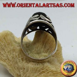 Anillo de plata con ónix rectangular facetado y decoraciones florales caladas