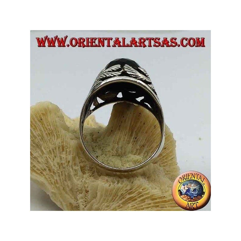 Silberring mit facettiertem rechteckigem Onyx und durchbrochenen Blumendekorationen