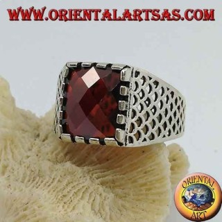 Bague en argent avec grenat rectangulaire à facettes et maille ajourée sur les côtés