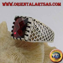 Silberring mit facettiertem rechteckigem Granat und durchbrochenem Netz an den Seiten