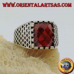 Anillo de plata con granate rectangular facetado y malla calada en los laterales.