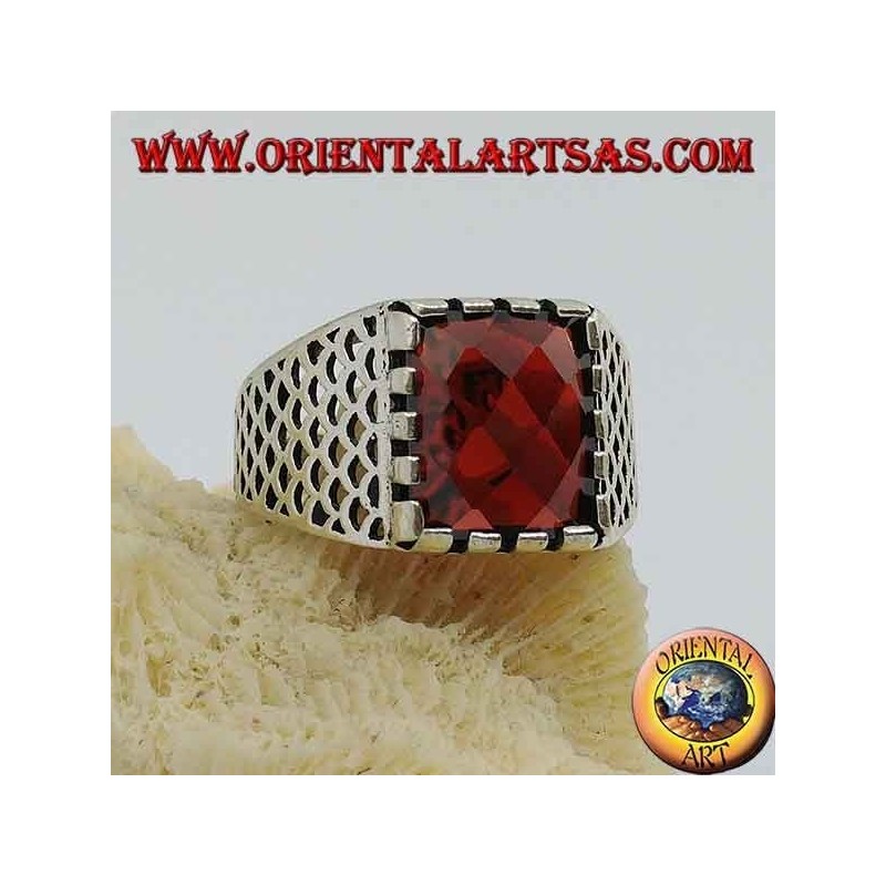 Bague en argent avec grenat rectangulaire à facettes et maille ajourée sur les côtés