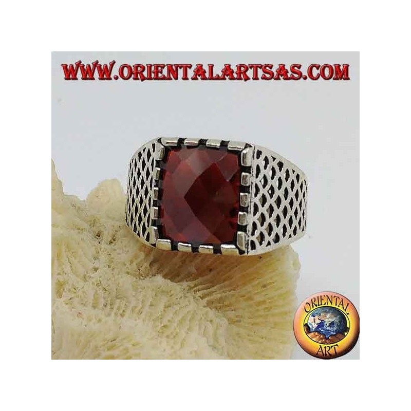 Bague en argent avec grenat rectangulaire à facettes et maille ajourée sur les côtés