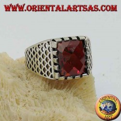 Anillo de plata con granate rectangular facetado y malla calada en los laterales.