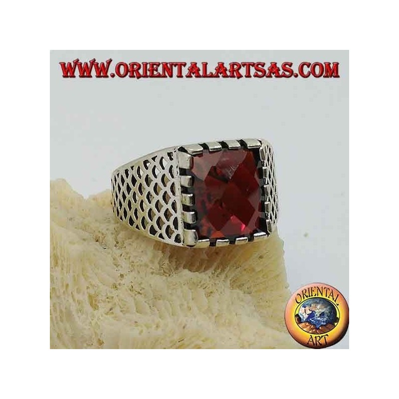 Anillo de plata con granate rectangular facetado y malla calada en los laterales.