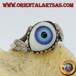 Silberring mit blauem Auge diagonal zwischen zwei Blättern