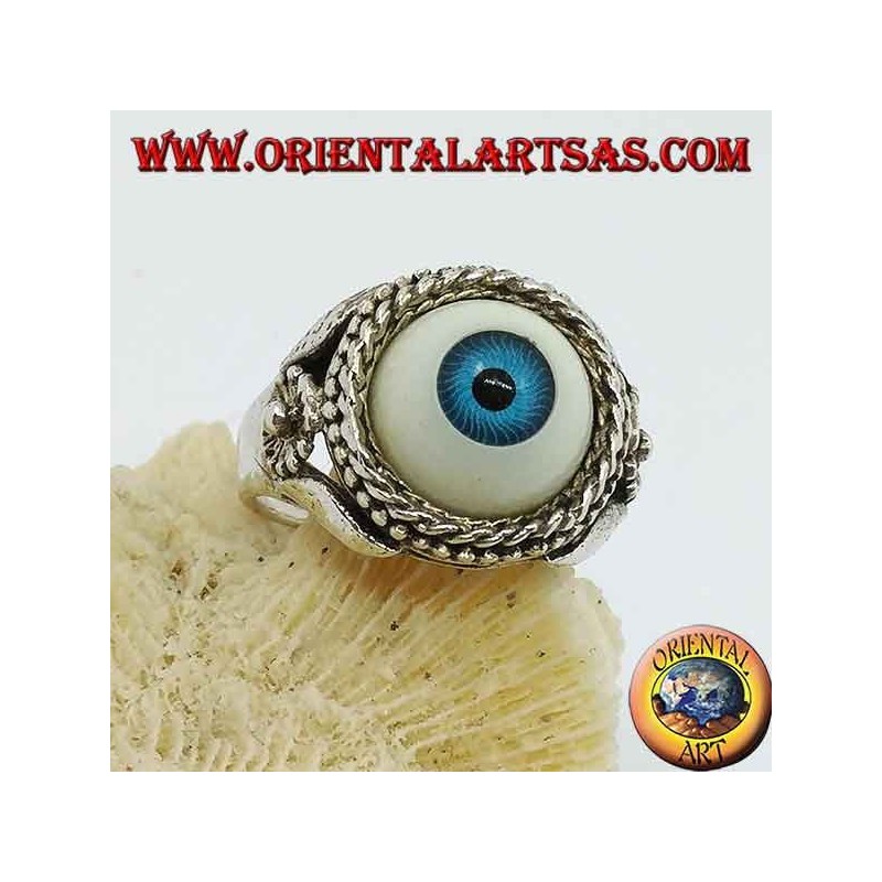 Anillo de plata con gran ojo azul y flor en los lados.