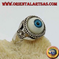 Anillo de plata con gran ojo azul y flor en los lados.
