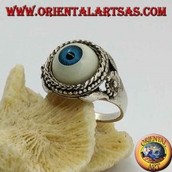 Anillo de plata con gran ojo azul y flor en los lados.