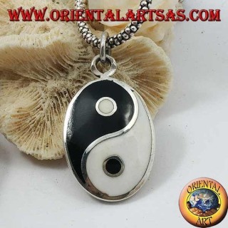 Colgante liso ovalado de plata, yin yang tao con madreperla