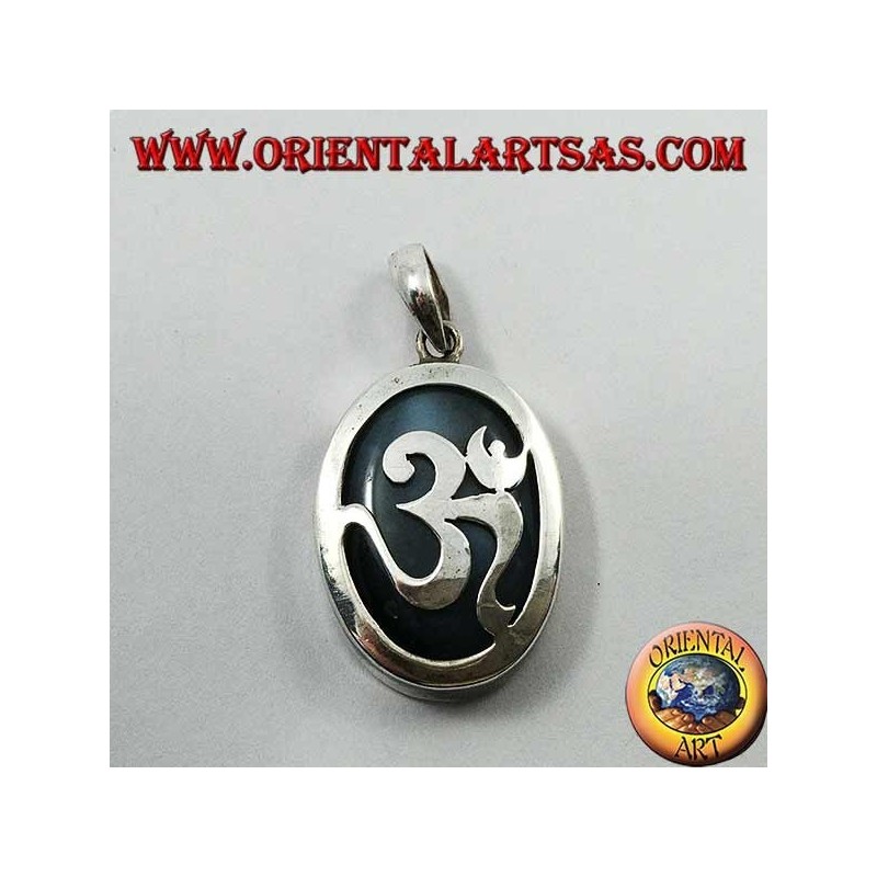 Ciondolo in argento ovale liscio con ॐ om con onice sul fondo (grande)