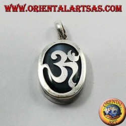 Pendentif en argent ovale lisse avec with om avec onyx sur le fond (grand)