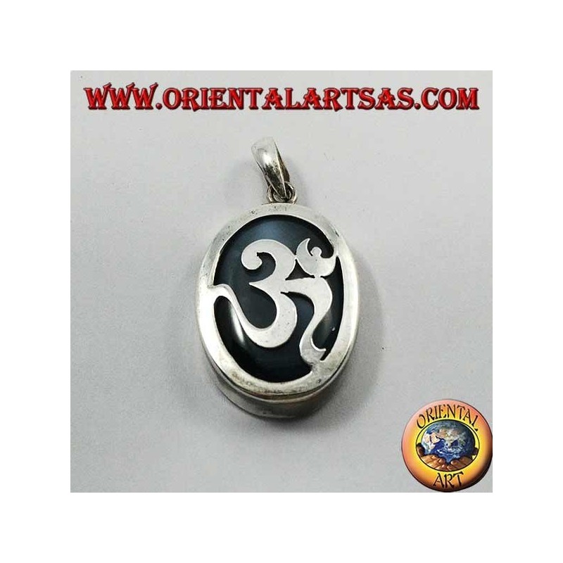 Pendentif en argent ovale lisse avec with om avec onyx sur le fond (grand)