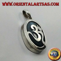 Colgante liso ovalado de plata con ॐ om con ónice en la parte inferior (grande)