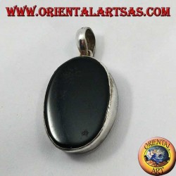 Pendentif en argent ovale lisse avec with om avec onyx sur le fond (grand)