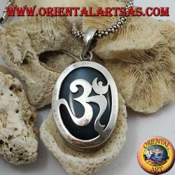 Pendentif en argent ovale lisse avec with om avec onyx sur le fond (grand)