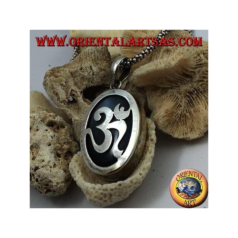 Ciondolo in argento ovale liscio con ॐ om con onice sul fondo (grande)
