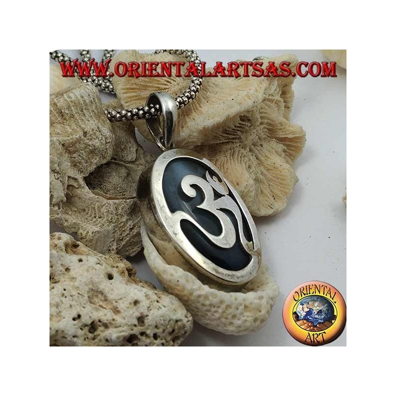 Ciondolo in argento ovale liscio con ॐ om con onice sul fondo (grande)