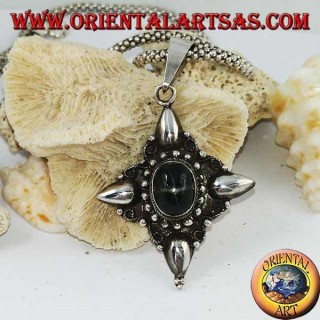 Silberanhänger mit ovalem schwarzen Stern (Diopside) und Verzierungen mit Kardinalpunkten