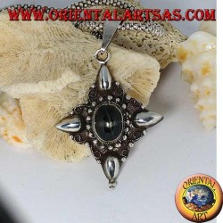 Colgante de plata con estrella negra ovalada (diopsido) y decoraciones con puntos cardinales