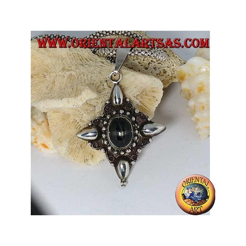 Colgante de plata con estrella negra ovalada (diopsido) y decoraciones con puntos cardinales