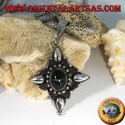 Colgante de plata con estrella negra ovalada (diopsido) y decoraciones con puntos cardinales