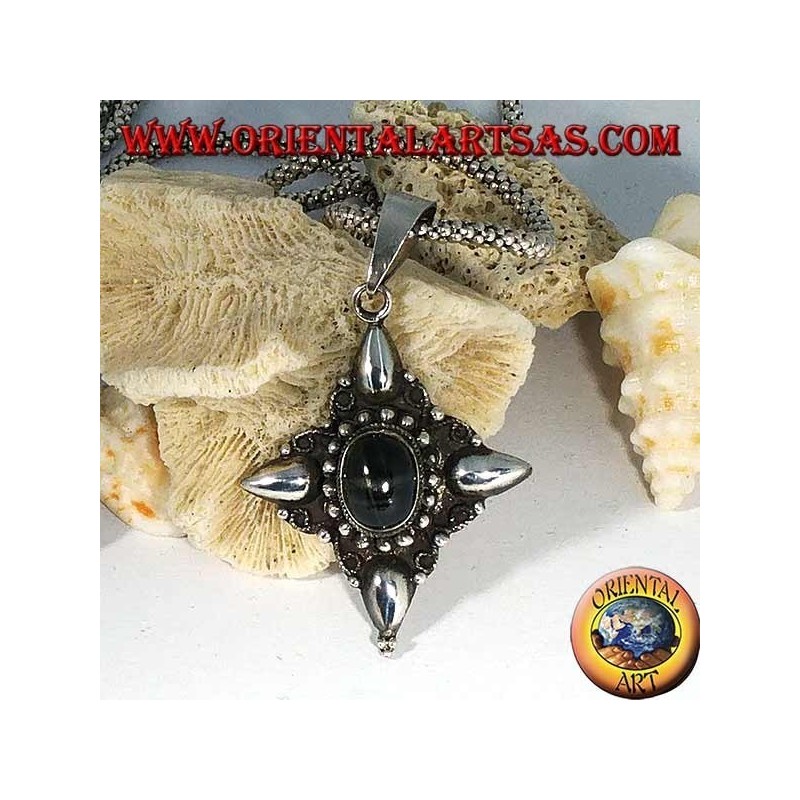 Pendentif en argent avec étoile noire ovale (Diopside) et décorations à points cardinaux