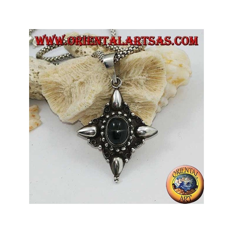 Pendentif en argent avec étoile noire ovale (Diopside) et décorations à points cardinaux