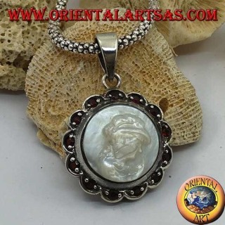 Ciondolo in argento cammeo su madreperla contornato da fiore in argento e granato